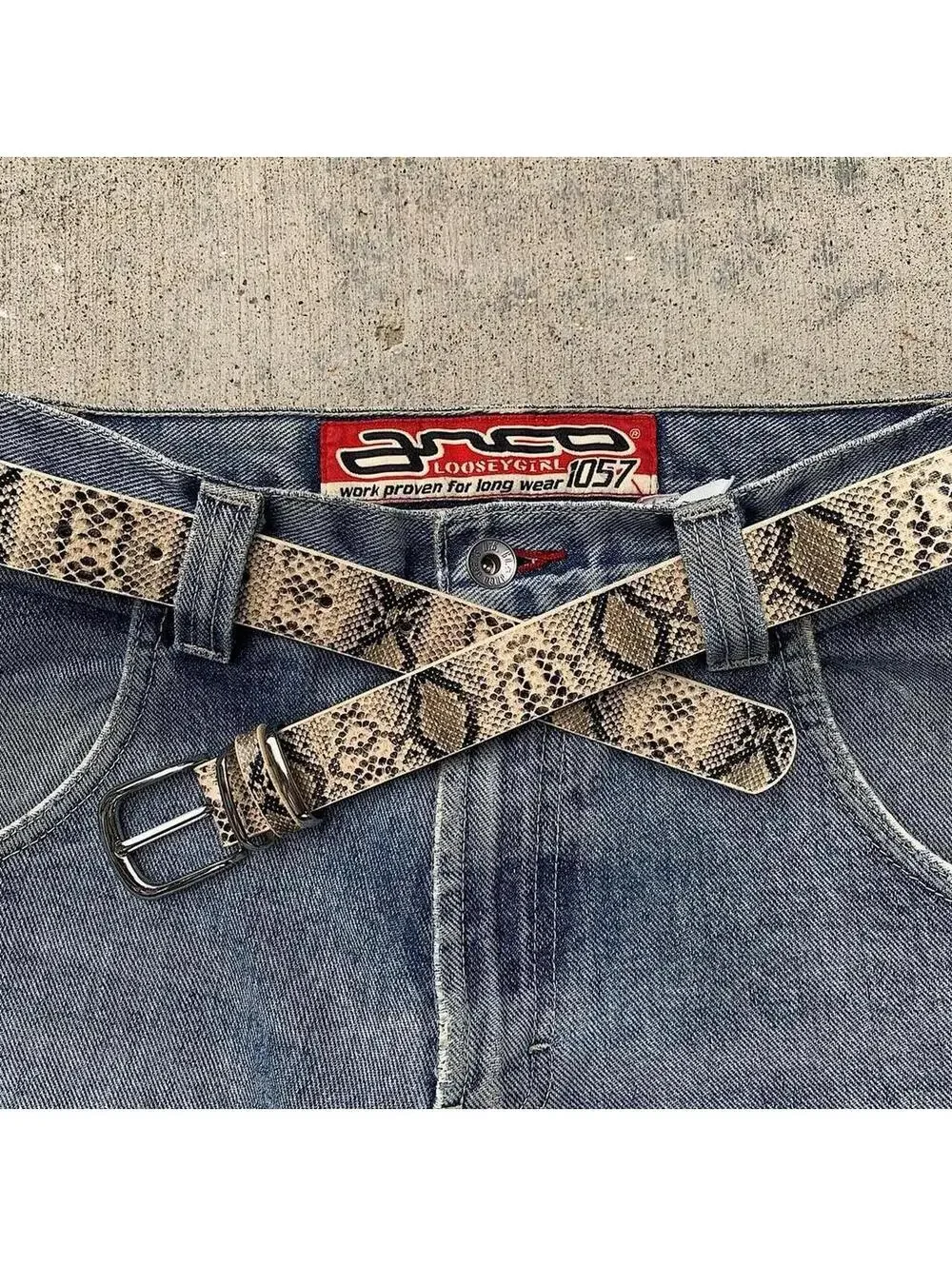 Snake skin y2k style tan belt. Cool grunge/punk look